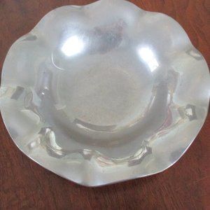 Rare 1990s Armetale Vintage shallow bowl with scalloped petal edge